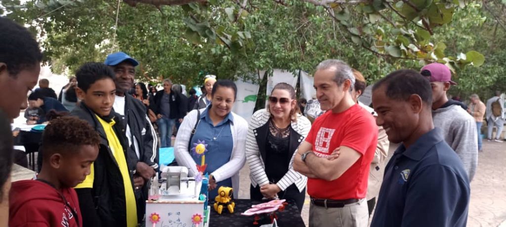 Feria de Ciencia por el Día del Educador