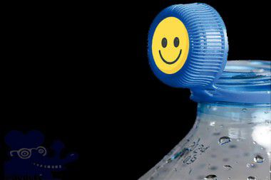 El objetivo del evento es promover la concientización sobre la contaminación por plástico a través del humor gráfico, utilizando la creatividad y el ingenio de artistas de todo el mundo para inspirar un cambio positivo en la percepción y el comportamiento hacia el uso del plástico.